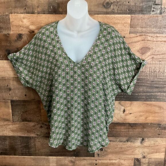 Living Doll Blouse V-Neck Short Cuffed Sleeve Green White Medallion Print Medium - Picture 8 of 8